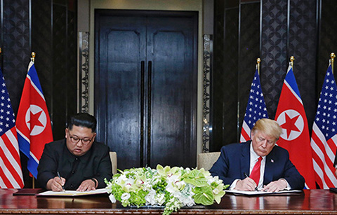 북·미 정상 합의문 서명, ‘한반도 완전한 비핵화, 항구적 평화 체제 구축’