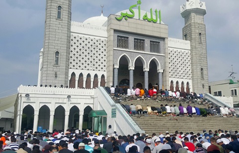 단식의 고행을 끝내다... "이드 무바라크!"