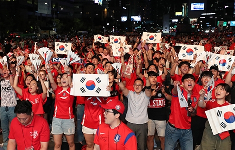 “대~한민국” 광화문광장 채운 2만5000 ‘붉은 악마’