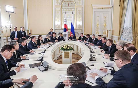 문 대통령, 러 총리 면담 "남북러 협력 전망 밝아"