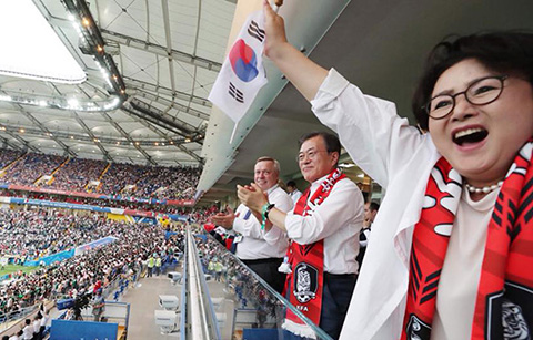 문 대통령-김정숙 여사, 월드컵 멕시코전 원정 응원