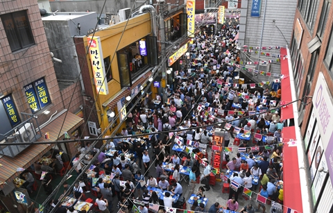 ‘한국판 옥토버페스트’ 을지로 노가리호프 골목 