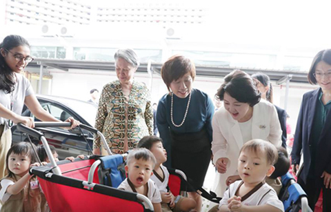 김정숙 여사, 싱가포르 장애인 지원센터 방문