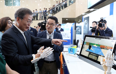 문 대통령 “첨단 의료기기 규제 혁신 약속”