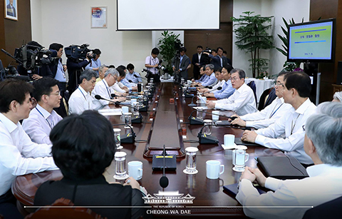 문 대통령 “하반기 경제구조 개혁·경제 활력 제고에 집중”