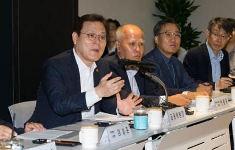 인터넷 은행•핀테크 협업 드라이브 “규제 풀겠다”