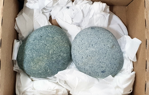 “가져가서 죄송합니다” 편지와 함께 돌아온 몽돌