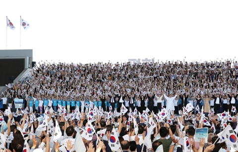 문 대통령, ‘남북평화 정착, 하나의 경제공동체가 진정한 광복’