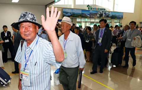 65년의 그리움...남북 이산가족 2년 10개월 만에 상봉