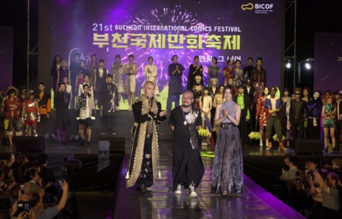 이상봉 패션 디자이너, 패션에 만화를 입히다 