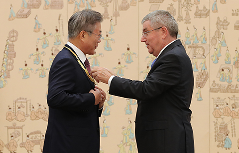 문 대통령, 평창동계올림픽 공로로 ‘올림픽 금장 훈장’ 수상