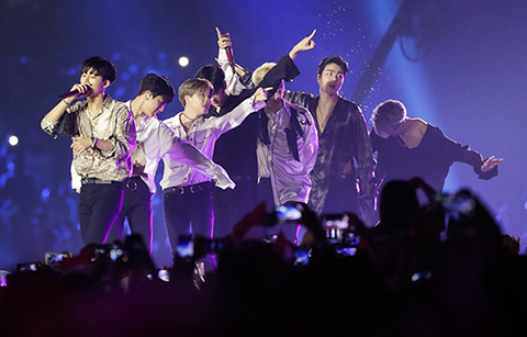 6만명 K팝에 환호… 한류 콘서트장 된 아시안게임 폐막식