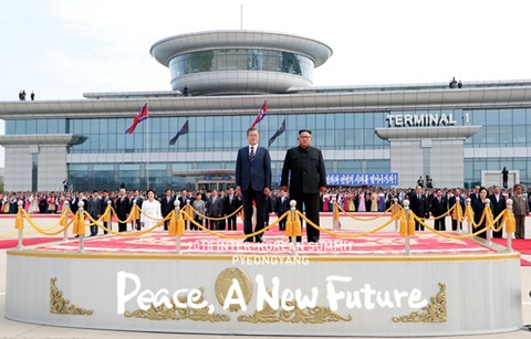 문 대통령 평양 도착… 김 위원장 대대적 영접 