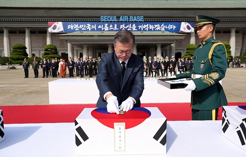‘국군의날’ 조국 품으로... 한국전쟁 유해 64구 봉환식