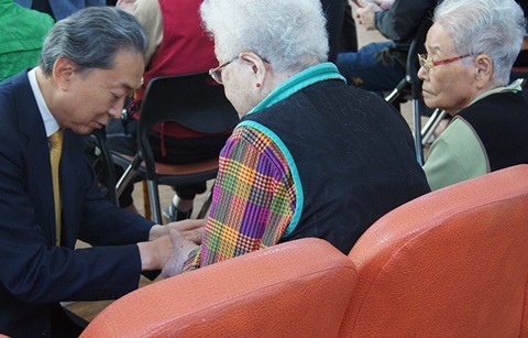 하토야마 전 일본 총리, 원폭 피해자 찾아 ‘무릎 사죄’