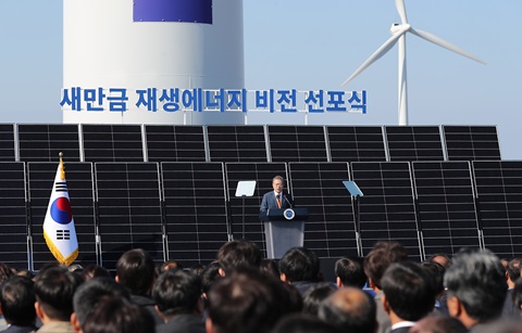 문 대통령 "새만금은 재생에너지 경쟁력 높일 전환점"