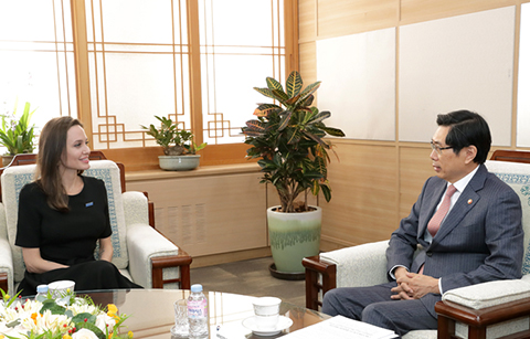 UNHCR 특사 졸리 “난민 지원, 한국에 감사”