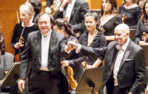 파리에 울려 퍼지는 평화의 멜로디