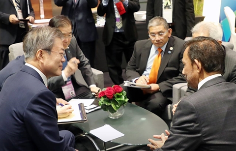 문 대통령 ‘아세안 외교’, 브루나이∙라오스 연쇄 회담