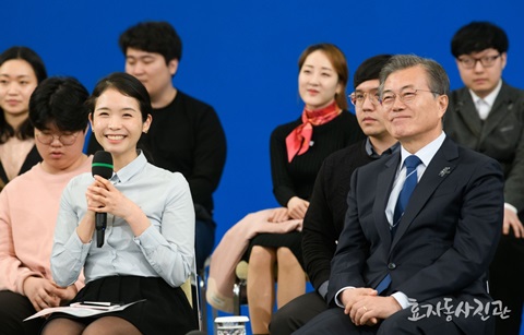 “문 대통령, 국민이 뽑은 올해의 인물 1위”