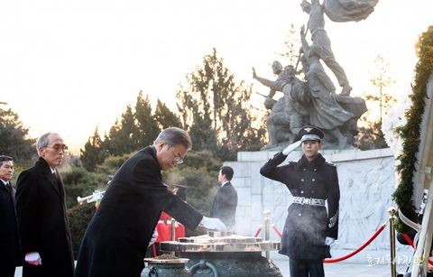 문 대통령, 현충원 참배 ”새로운 100년, 함께 잘사는 나라”