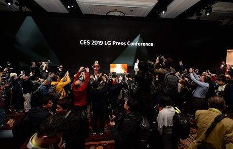 돌돌 말리는 TV, 긴급전화하는 로봇 – CES 2019