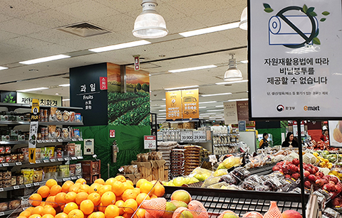‘비닐봉투 금지’ 후 마트에 가보니