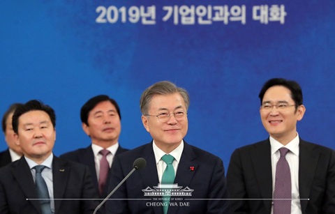 문 대통령, 기업인과 대화 “일자리 창출해 달라”