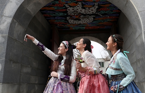 서울서 중국인은 ‘명동 쇼핑’, 미국인은 ‘고궁 산책’