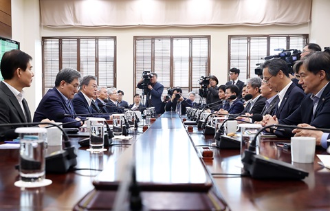 문 대통령 “신한반도체제 주도적 준비”