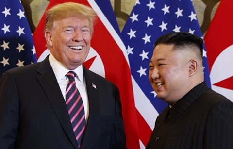 다시 손잡은 북미 정상 