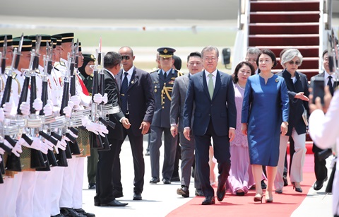 문 대통령, 말레이시아 도착 “할랄산업 협의”