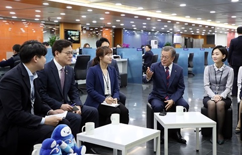 문 대통령, 혁신금융 비전 선포