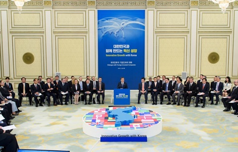 문 대통령, 외국인투자 기업인들과 첫 간담회