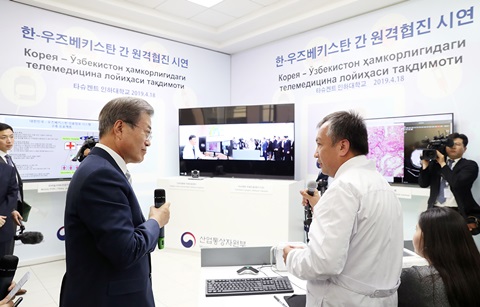 문 대통령, “한-우즈벡, e-헬스 협력 동반자 되길”