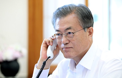 문 대통령, 조코위 인니 대통령에 재선 축하 전화