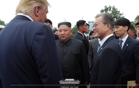 다시 존재감 드러낸 ‘중재자’ 문 대통령