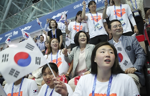 광주 찾은 김정숙 여사, “대한민국 화이팅!”