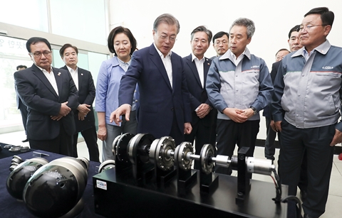 문 대통령, “우리 기술 통해 일본에 맞서야”