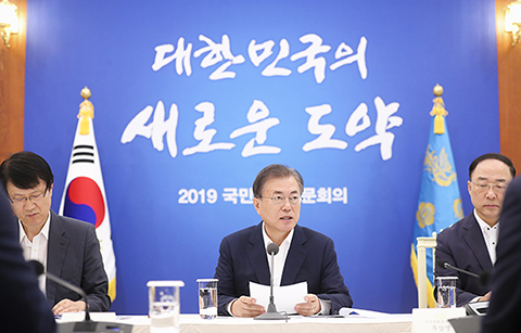 문 대통령, 일 거듭 비판