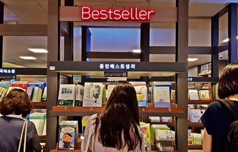 ‘일본’과 ‘휴가’로 달아오른 8월 서가