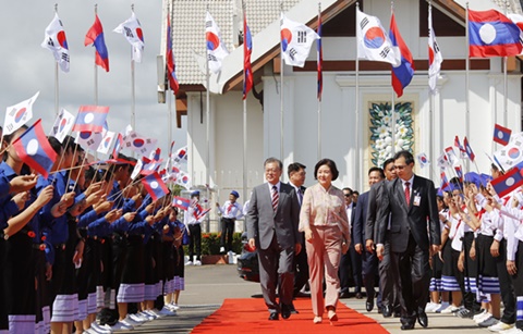 문 대통령 순방 마치고 귀국