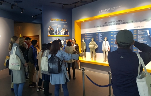 “청와대 사랑채까지 걸어보세요”