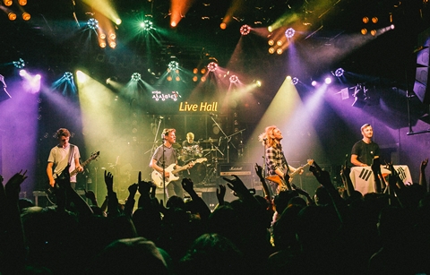 야외 음악 축제에서 가을 만끽하세요