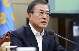 문 대통령, 아베 총리에게 태풍 피해 위로전