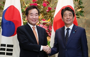 한일 총리, “한일 경색 조속히 타개, 소통 중요”