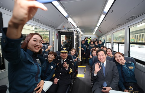 총리가 제안한 '경찰 수소전기버스' 공개