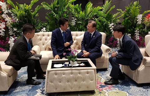 문 대통령, 아베 총리와 단독 환담
