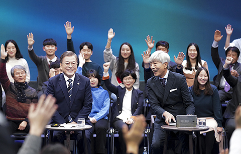 문 대통령, 생방송에서 국민의 질문에 직접 답하다