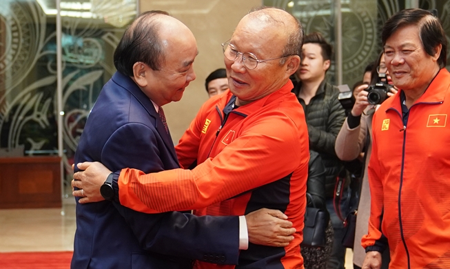 ‘60년만의 금메달’, 박항서 감독 푹 베트남 총리 접견